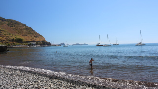 Plage de Machico. Gros galets et sable noir.