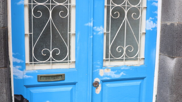 De nombreuses portes sont décorées